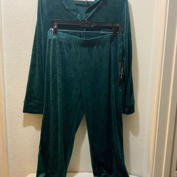 TAHARI Women's Pajama Set including Long Sleeve Notch Collar Button-Up Top M - Picture 2 of 9